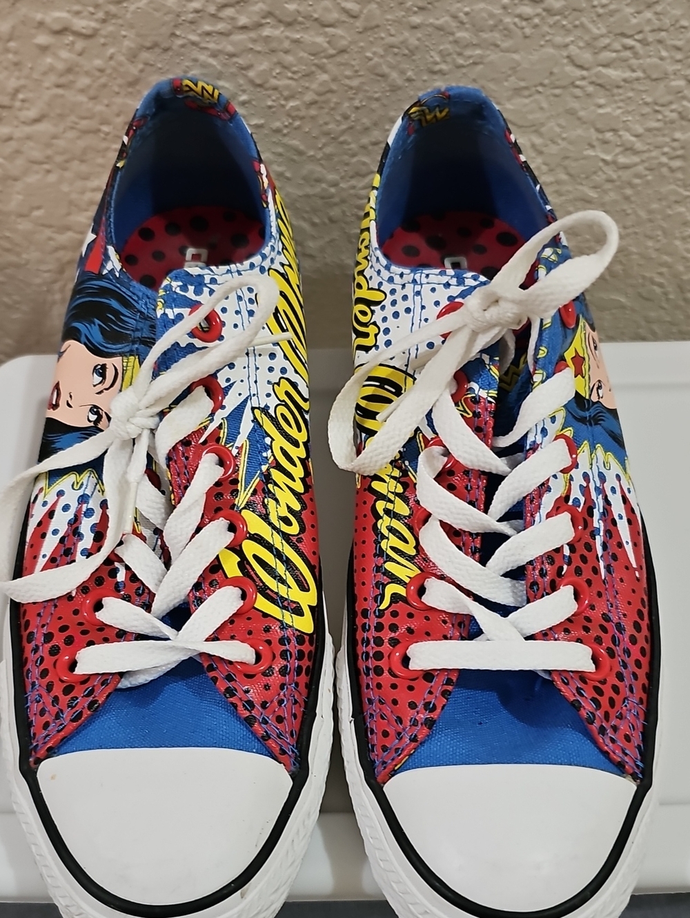 WONDER WOMAN CONVERSE Lace-Up Sneakers in Red, Blue & White Mens 7(Unisex)